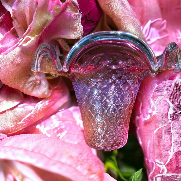 Gorgeous vintage glass diamond basket weave basket / vase / bowl with scalloped - Picture 6 of 13